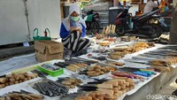 Sartini, salah satu penjual alat-alat pertanian di Pasar Gawok, juga membenarkan hal tersebut. Menurutnya serbuan alat-alat impor tidak banyak berpengaruh pada penjualan dagangannya.