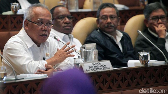 Menteri PUPR Basuki Hadimuljono mengikuti rapat kerja dengan Komisi V DPR. Basuki akan memangkas eselon IV pada bulan Desember 2019.