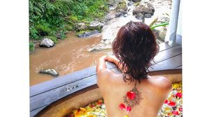 Liburannya Artis Bollywood yang Pamer Foto Topless di Bali