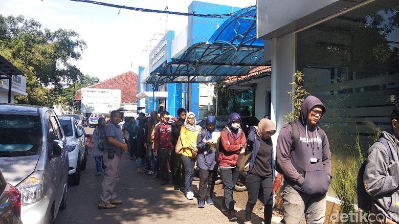Pendaftaran CPNS Dibuka, Pembuat SKCK di Polrestabes Bandung Membludak Pendaftaran CPNS Dibuka, Pembuat SKCK di Polrestabes Bandung Membludak