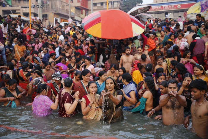 Merayakan Festival Kartika Purnima, ribuan umat Hindu di India memadati tepi Sungai Gangga untuk berdoa.