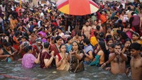 Beginilah wujud peziarah yang datang ke Sungai Gangga untuk berdoa sebelum pandemi Corona. (AP Photo/Rajesh Kumar Singh)