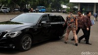 Menteri BUMN Erick Thohir turun dari mobil dinasnya.