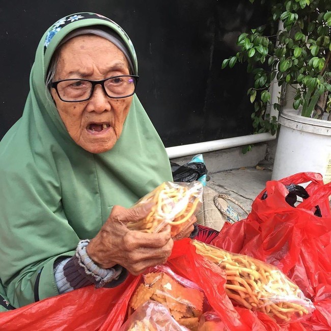 Mengharukan! 5 Kakek Nenek Ini Berjualan Makanan Demi Menyambung Hidup