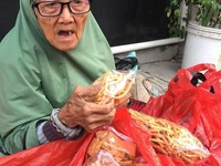 Mengharukan! 5 Kakek Nenek Ini Berjualan Makanan Demi Menyambung Hidup