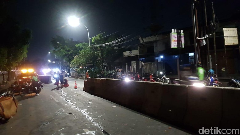 Ada Mobil Diamuk Massa, Lalin Poltangan Arah Depok Tetap Lancar Ada Mobil Diamuk Massa, Lalin Poltangan Arah Depok Tetap Lancar