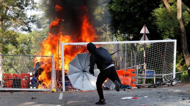 Hong Kong Bak Lautan Api, Indeks Hang Seng Melemah Lagi