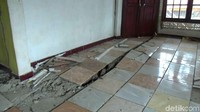 Sedikitnya 11 rumah warga di Kampung Tegal Nangklak, RT 21 RW 8, Desa Bunder, Kecamatan Jatiluhur, Kabupaten Purwakarta, Jawa Barat, rusak nyaris ambruk.
