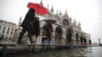 Tak hanya kekeringan, Venesia pun sempat dilanda banjir terparah dalam 10 tahun terakhir. Mimpi buruk ini terjad pada 2018 silam. Saat itu sebanyak 77 persen wilayah kota apung ini terendam banjir.