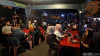 Usai PLN berhasil mengalirkan listrik selama 24 jam di kawasan perbatasan Indonesia ini, aktivitas di Kabupaten Karimun, Kepulauan Riau, terus berdenyut meski di malam hari. Lampu-lampu nampak menerangi pusat kuliner tersebut. Kehadiran listrik di kawasan ini tak hanya membantu aktivitas warga tetapi juga mampu mendorong pertumbuhan ekonomi di sana.