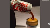 Replika makanan juga termasuk benda teraneh yang dijual. Salah satunya momen Diet Coke beku yang konon diproduksi tahun 1986. Replika ini dijual USD 250 atau sekitar Rp 3,5 juta. Foto: Instagram @ebaybae