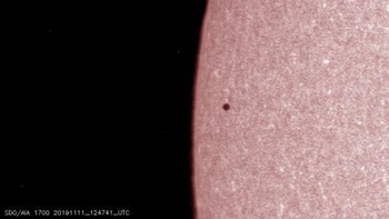 Bagi kalian yang menyaksikan kejadian itu dari perspektif Bumi, tentu membutuhkan alat khusus. Mengingat kita tidak bisa melihat Matahari secara langsung dengan mata telanjang yang memancarkan cahayanya yang terang. Foto: NASA