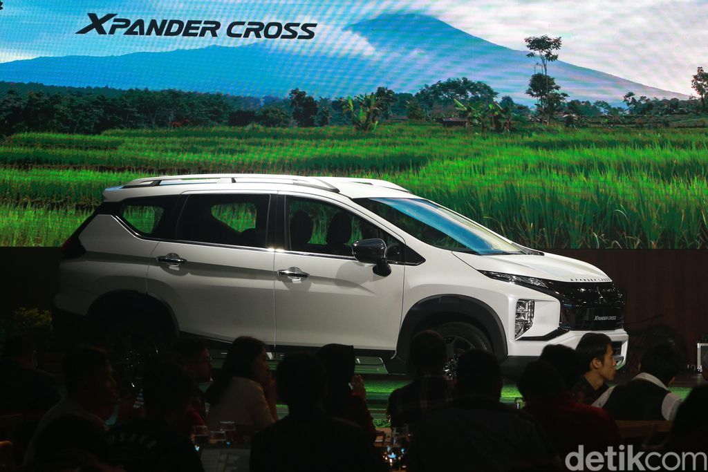 Mitsubishi Xpander Cross Meluncur di Indonesia PT Mitsubishi Motors Krama Yudha Sales Indonesia (MMKSI) akhirnya meluncurkan varian baru Xpander bergaya SUV, dengan nama Xpander Cross. Peluncuran Mitsubishi Xpander Cross diselenggarakan di Hotel Intercontinental, Jakarta Selatan, Selasa (12/11/2019).