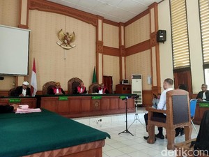 Bule Tendangan Kungfu Nicholas Carr Divonis 4 Bulan Penjara