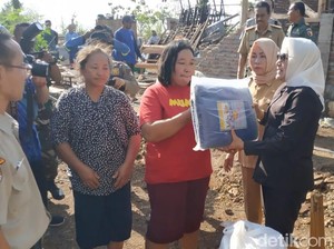 Bupati Anna Bantu Sembako dan Terpal ke Korban Terdampak Angin Kencang