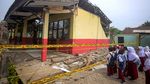 Potret Memprihatinkan Sekolah Rusak di Indonesia