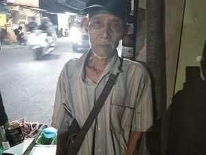 Mengharukan! 5 Kakek Nenek Ini Berjualan Makanan Demi Menyambung Hidup