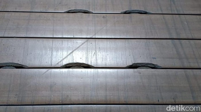 Penampakan Lantai Kayu JPO yang Rusak Gara-gara Skuter Listrik