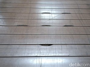 62 Panel Lantai di JPO Rusak Akibat Skuter Listrik Mulai Diperbaiki