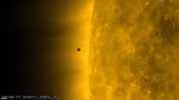 Begini penampakkannya. Memang begitu kecil Merkurius ini sehingga perlu dengan cermat melihatnya karena hanya berupa titik bulat hitam. Foto: NASA