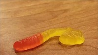 Selintas tak ada yang aneh pada gummy bear ini, tapi seseorang menjualnya karena dianggap langka. Harganya tak kalah bikin geleng-geleng kepala yaitu USD 10.000 atau Rp 140 juta! Foto: Instagram @ebaybae
