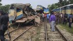 Foto-foto Tabrakan Kereta di Bangladesh yang Tewaskan 15 Orang