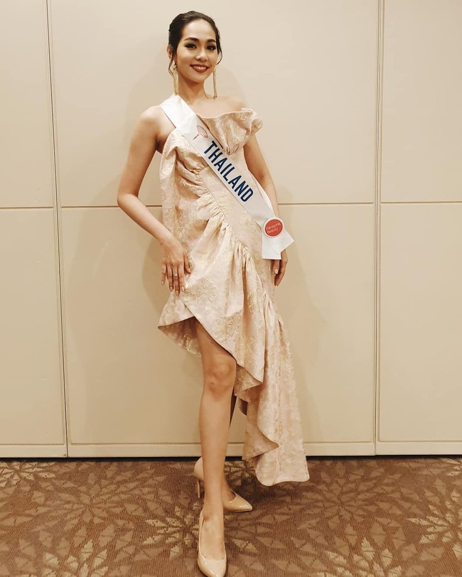 Wanita asal Thailand yang berprofesi sebagai apoteker ini mengatakan tidak menyangka bisa menyandang predikat Miss International 2019. Dia juga mengaku bingung saat namanya keluar sebagai juara. Foto: Instagram/@bintsireethorn