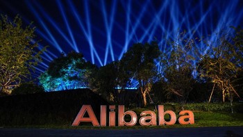 Festival belanja 11.11 selalu dirayakan besar-besaran setiap tahunnya oleh Alibaba. Tampak kantor mereka di Hangzhou penuh cahaya berpendar-pendar. Foto: Reuters
