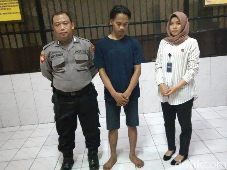Pria Ini Cabuli Gadis 16 Tahun dengan Ngaku Bawahan Satpol PP Pria Ini Cabuli Gadis 16 Tahun dengan Ngaku Bawahan Satpol PP
