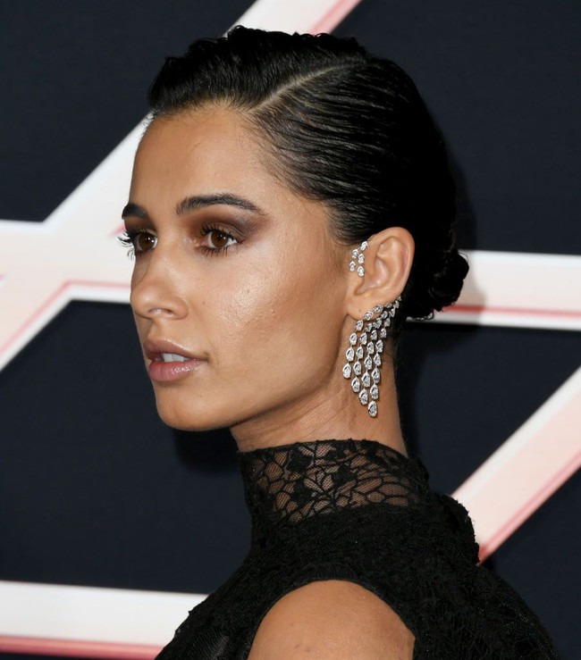 Aura gothic ditampilkan lewat riasan heavy smokey eyes bernuansa cokelat. Lipstik nude juga jadi andalan pemeran Putri Yasmin dalam film Aladdin ini untuk menunjukkan gaya seksi sekaligus fierce. Foto: Jon Kopaloff/Getty Images