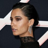 Aura gothic ditampilkan lewat riasan heavy smokey eyes bernuansa cokelat. Lipstik nude juga jadi andalan pemeran Putri Yasmin dalam film Aladdin ini untuk menunjukkan gaya seksi sekaligus fierce. Foto: Jon Kopaloff/Getty Images