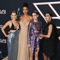 Film Charlies Angels akan ditayangkan secara global pada Jumat (15/11/2019). Dalam pemutaran perdana filmnya, Senin (11/11/2019), para pemeran Angel generasi baru hadir dengan aura seksi sekaligus fierce. Tampil juga Elizabeth Banks sebagai sutradara. Foto: Jon Kopaloff/Getty Images