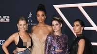 Kristen Stewart dkk menampilkan pesonanya di acara film mereka Charlies Angels. Foto: Jon Kopaloff/Getty Images