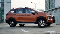 Tak hanya bagian grille-nya, garis krom yang melapis bagian bawah lampu kecil hingga lampu utama pun desainnya identik dengan Delica. Jadi jika pada Xpander, garis krom ini berbentuk X, maka pada Xpander Cross bentuknya lebih mengotak.