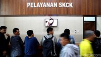 Sejumlah warga mengantri pembuatan Surat Keterangan Catatan Kepolisian (SKCK) di Kantor Pelayanan SKCK Polres Jakarta Pusat, Selasa (12/11/2019).