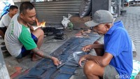 Buatan lokal, kata Slamet, selain lebih berkualitas juga bisa dipesan sejak awal. Pemesanan itu bisa berupa bentuk, model hingga ukurannya. Dengan demikian, pembeli bisa merasa lebih nyaman menggunakannya ketika dipakai untuk bertani. Interaksi seperti itu selalu terjadi sehingga lebih nyaman bagi pengguna.