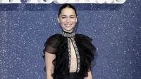Ia tampak mengenakan plunging dress berwarna hitam. Foto: John Phillips/Getty Images