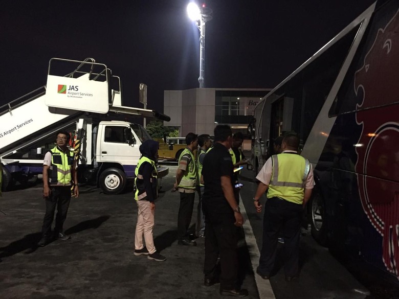 Bus di Area Bandara Ngurah Rai Bali Kembali Keluarkan Api dan Berasap Bus di Area Bandara Ngurah Rai Bali Kembali Keluarkan Api dan Berasap