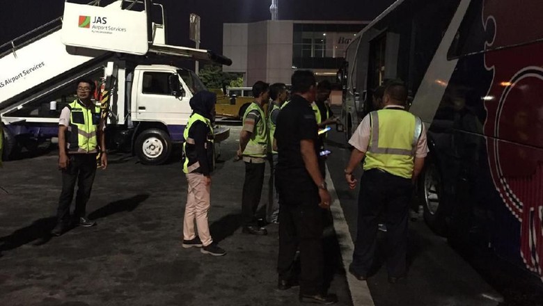 Lion Air Investigasi Bus yang Berasap di Bandara Ngurah Rai Bali Lion Air Investigasi Bus yang Berasap di Bandara Ngurah Rai Bali