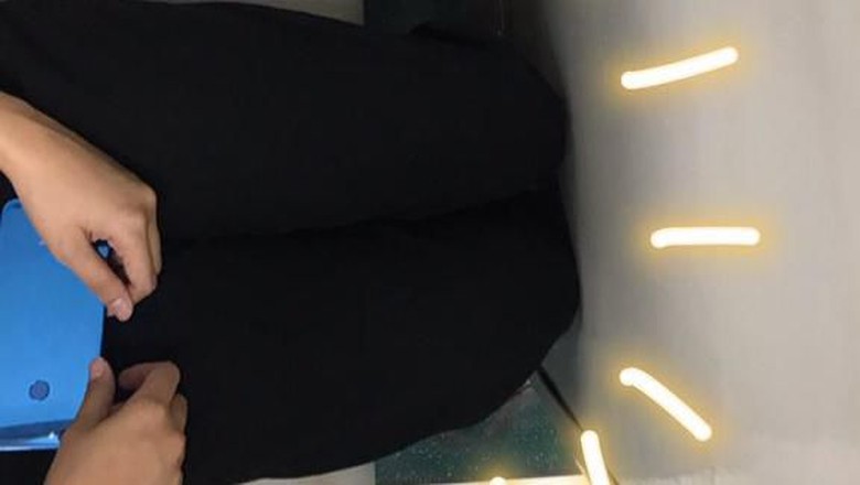 Penumpang yang dapat kursi kereta tanpa ruang kaki (@ElisabethGlory/Twitter) Penumpang yang dapat kursi kereta tanpa ruang kaki (@ElisabethGlory/Twitter)