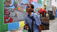 Mural bertema Betawi juga menghiasi perkampungan padat penduduk tersebut.