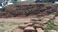 Candi Watesumpak yang sudah 11 tahun tak diekskavasi menjadi ironi. Pasalnya, situs purbakala ini terletak di wilayah Trowulan yang ditetapkan sebagai kawasan cagar budaya peringkat nasional. Penetapan itu melalui SK Mendikbud No 260/M/2013 tentang Kawasan Cagar Budaya Peringkat Nasional. Setiap situs di kawasan ini semestinya menjadi prioritas penelitian karena terkait dengan pusat kerajaan Majapahit.