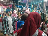 Entah Apa yang Merasukimu, Viral Pria Magelang Perlakukan Manekin bak Pacar