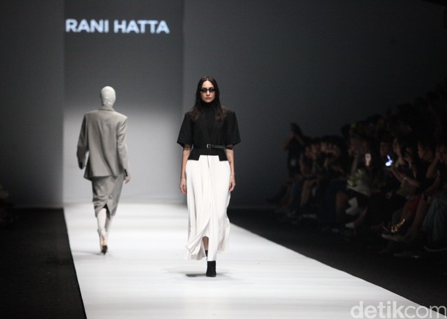 Fashion show Rani Hatta bertema Convergence menampilkan busana feminin maskulin di Jakarta Fashion Week 2020, Senayan City, Jakarta. Sabtu [26/10/2019]. Foto: Rifkianto Nugroho/detikcom