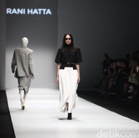 Fashion show Rani Hatta bertema Convergence menampilkan busana feminin maskulin di Jakarta Fashion Week 2020, Senayan City, Jakarta. Sabtu [26/10/2019]. Foto: Rifkianto Nugroho/detikcom