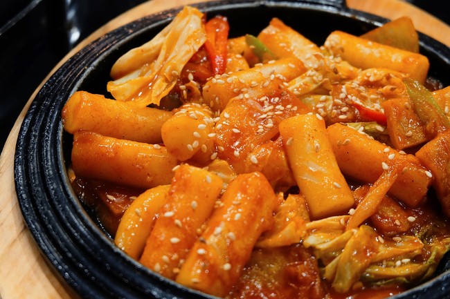 Tteokbokki hingga Odeng, 5 Jajanan Kaki Lima Paling Favorit di Dunia