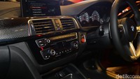 Interior BMW M4 Competition terlihat mewah.