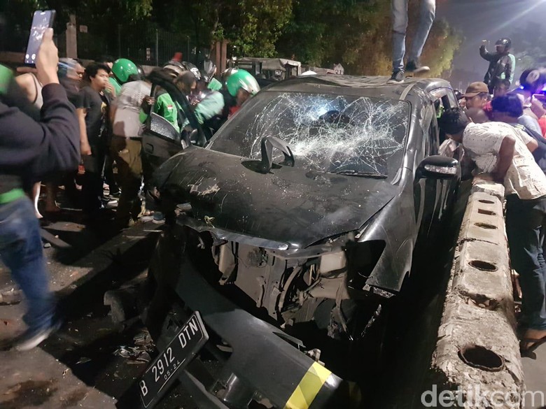 Belasan Motor Kejar dan Amuk Mobil Hitam di Pasar Minggu, Kenapa? Belasan Motor Kejar dan Amuk Mobil Hitam di Pasar Minggu, Kenapa?