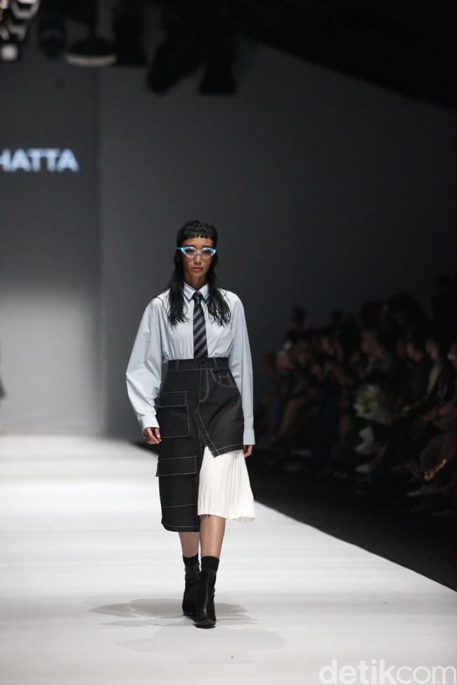 Fashion show Rani Hatta bertema Convergence menampilkan busana feminin maskulin di Jakarta Fashion Week 2020, Senayan City, Jakarta. Sabtu [26/10/2019]. Foto: Rifkianto Nugroho/detikcom