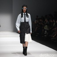 Fashion show Rani Hatta bertema Convergence menampilkan busana feminin maskulin di Jakarta Fashion Week 2020, Senayan City, Jakarta. Sabtu [26/10/2019]. Foto: Rifkianto Nugroho/detikcom
